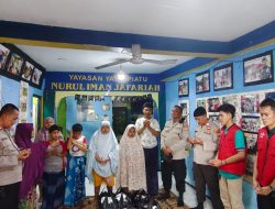 POLISI BAGIKAN NASI BUNGKUS UNTUK ANAK YATIM-PIATU DAN WARGA MASYARAKAT