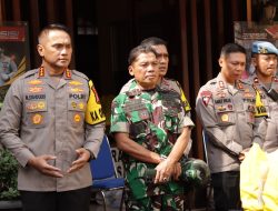 Tebar kebaikan Polres Metro Jakarta Barat dan Polsek Kebon Jeruk Bagikan 350 Paket Sembako Gratis