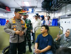 Kapolri Pastikan Pemudik Terlayani dengan Baik Saat Tinjau Stasiun Pasar Senen