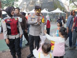 Kapolres Dan Polwan Jakut Bagi Boneka ke Pengunjung Anak di Ancol