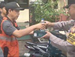 Bhabinkamtibmas Kelurahan Gondangdia Membagikan Makanan Kepada Petugas PPSU dan Warga