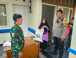 Sinergitas TNI – Polri, Menyalurkan Sembako Beras Untuk Warga Kelurahan Kebon Sirih Menteng