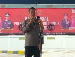Kepedulian Polisi Bagikan Ratusan Paket Nasi Kotak di Terbus Pulogebang Cakung