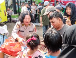 Polwan Polres Metro Jakarta Timur berbagi makan kepada masyarakat