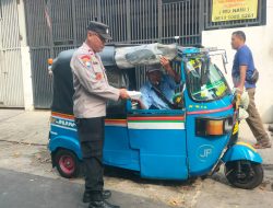 Bhabinkamtibmas Johar Baru Bagikan Nasi Kotak Gratis Kepada Pengemudi Bajaj