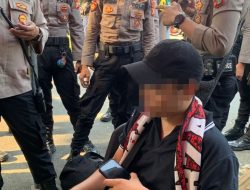 Penonton Membawa Miras dan Flare Diamankan Saat Memasuki Stadion GBK