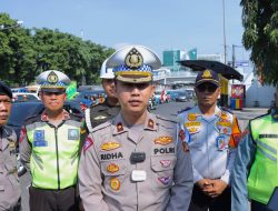 SatlantasPolres Metro Jakarta BaratBagikan Helm dan JaketKepada Pengendara DalamOperasi Patuh Jaya 2024