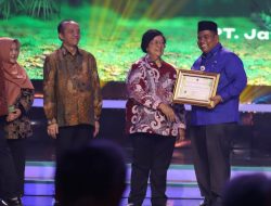 Bupati Suhatri Bur Terima Dua Penghargaan dari Kementerian LHK RI