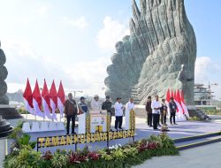 Presiden Jokowi Resmikan Taman Kusuma Bangsa IKN Ditempat patung Soekarno-Hatta Yang gagah Berdiri