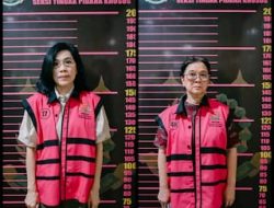 Penyerahan Tersangka dan Barang Bukti Dugaan Kasus Suap Ronald Tannur ke Jaksa Penuntut Umum