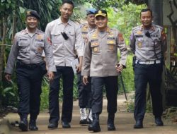 Kapolres Metro Bekasi Gelar Bakti Kesehatan, Serahkan Kursi Roda untuk Warga Penyandang Disabilitas di Serangbaru