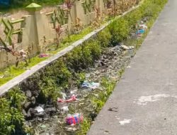 Parit menjadi bak sampah di depan Kantor Camat.