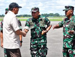 Dandim 1710/Mimika Sambut Hangat Menhan dan Menkeu di Bandara Mozes Kilangin Timika