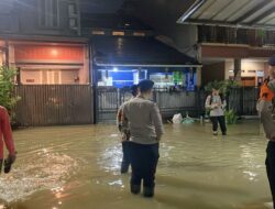 Brimob Polda Metro Jaya Laksanakan Patroli SAR di Wilayah Tangsel, Bantu Warga Terdampak Genangan Air.