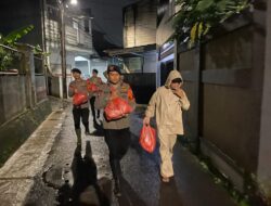 Brimob Polda Metro Jaya Laksanakan Patroli Siaga Banjir di Jati Padang, Distribusikan Bantuan ke Warga.