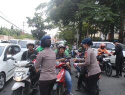 Brimob Metro Jaya Bagikan 5.000 Bendera Merah Putih kepada Warga Jakarta Jelang Hari Kemerdekaan RI