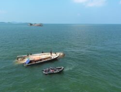 Bakamla RI Evakuasi KM Aneka Jaya yang Terbalik di Perairan Bangka Belitung, Seluruh Awak Selamat