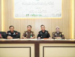 Kejati Sumsel Serahkan Dua Tersangka OTT Pagar Gunung ke Jaksa Penuntut Umum