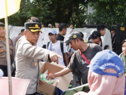 Di Tengah Terik Aksi, Petugas Kepolisian Turun Bagikan Air Mineral dan Roti ke Pengunjuk Rasa