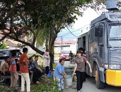 Polri dan BPBD Kota Padang Salurkan Air Bersih ke Lokasi Terdampak, Pastikan Kebutuhan Warga Terpenuhi