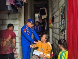 Direktorat Polairud Polda Metro Jaya Beri Kursi Roda untuk Warga Pesisir Penjaringan