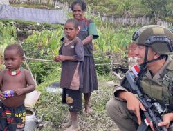 Sentuhan Humanis di Sinak: Satgas Damai Cartenz Bangun Kepercayaan Lewat Interaksi Anak-anak