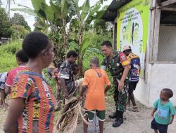 Babinsa Koramil 1710-07/Mapurujaya Ajak Warga Gotong Royong Bersihkan Halaman Gereja