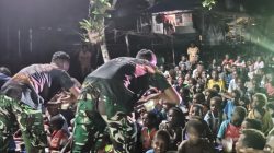 Nonton Bareng Film Edukasi, Satgas TMMD Bagikan Makanan Bergizi kepada Anak-Anak Kampung Keakwa