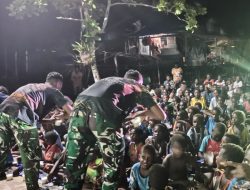 Nonton Bareng Film Edukasi, Satgas TMMD Bagikan Makanan Bergizi kepada Anak-Anak Kampung Keakwa