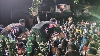 Nonton Bareng Film Edukasi, Satgas TMMD Bagikan Makanan Bergizi kepada Anak-Anak Kampung Keakwa