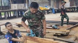 Satgas TMMD Tuntaskan Pemasangan Pintu MCK Umum di Kampung Keakwa