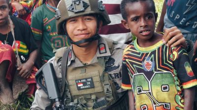 Satgas Damai Cartenz Tanamkan Semangat Belajar kepada Pelajar di Distrik Sinak