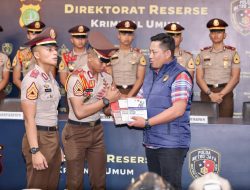 Wadir Reskrimum Polda Metro Jaya Serahkan Referensi Hukum Terbaru kepada 17 Taruna Akpol: Perkuat Profesionalisme Generasi Mendatang