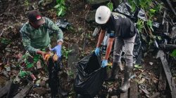 Gotong Royong Bersihkan Kali, Babinsa Timika Turun Langsung