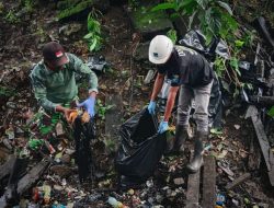Gotong Royong Bersihkan Kali, Babinsa Timika Turun Langsung