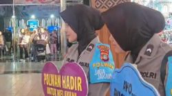 Polwan Polres Jakpus Patroli Jalan Kaki di PRJ, Beri Rasa Aman dan Imbau Pengunjung Tetap Waspada