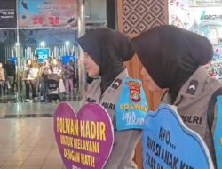 Polwan Polres Jakpus Patroli Jalan Kaki di PRJ, Beri Rasa Aman dan Imbau Pengunjung Tetap Waspada