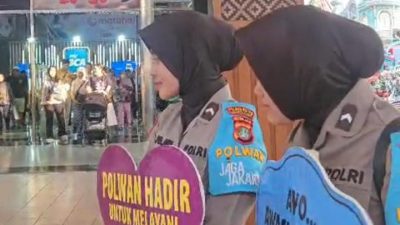 Polwan Polres Jakpus Patroli Jalan Kaki di PRJ, Beri Rasa Aman dan Imbau Pengunjung Tetap Waspada