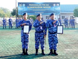 Harumkan Nama Satuan di PORAU 2026, Komandan Lanud Sjamsudin Noor Anugerahkan Piagam Penghargaan Kepada Dua Personel Berprestasi