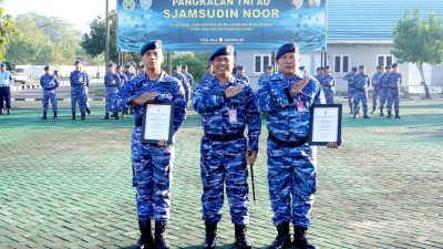 Harumkan Nama Satuan di PORAU 2026, Komandan Lanud Sjamsudin Noor Anugerahkan Piagam Penghargaan Kepada Dua Personel Berprestasi