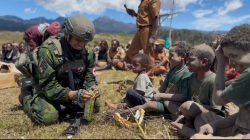 Tembus Medan Ekstrem, Koops TNI Habema Berhasil Salurkan 2 Ton Bantuan Kemanusiaan ke Tiga Distrik di Kabupaten Puncak
