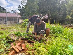 Bahu Membahu Demi Desa Sehat, Satgas TMMD Bersama Warga Bersihkan Saluran Ai