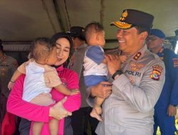 Polri Hadirkan Kepedulian, Berikan Trauma Healing bagi Pengungsi Gempa di Maumere