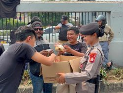 Polwan Sapa Pejuang Aspirasi, Bagikan Makanan dan Minuman di DPR