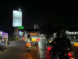 Brimob Polda Metro Jaya Semprot Jalan dan Bagikan Masker Antisipasi Abu Vulkanik Anak Krakatau