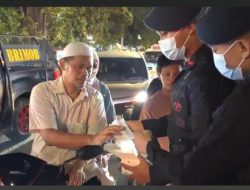 Satbrimob Polda Metro Jaya Bagikan Masker kepada Warga Terdampak Abu Vulkanik