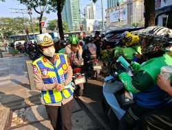 Respon Sigap Ditlantas Polda Metro Jaya Bagikan 20.000 Masker kepada Pengemudi Ojol di Tengah Sebaran Abu Vulkanik