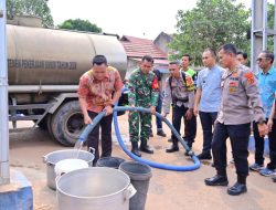 Ditreskrimsus Polda Jambi Salurkan 10 Ton Air Bersih dan 100 Paket Sembako untuk Warga Kenali Asam Atas