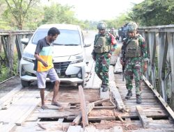 Sinergi TNI-Polri dan Masyarakat Perbaiki Jembatan Poros Lokpon-Dekai Sambut HUT ke-81 TNI