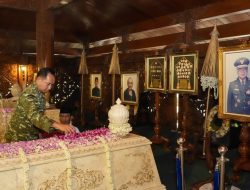 Panglima TNI Ziarah ke Makam Presiden RI Ke-2 dan Panglima Besar Jenderal Soedirman